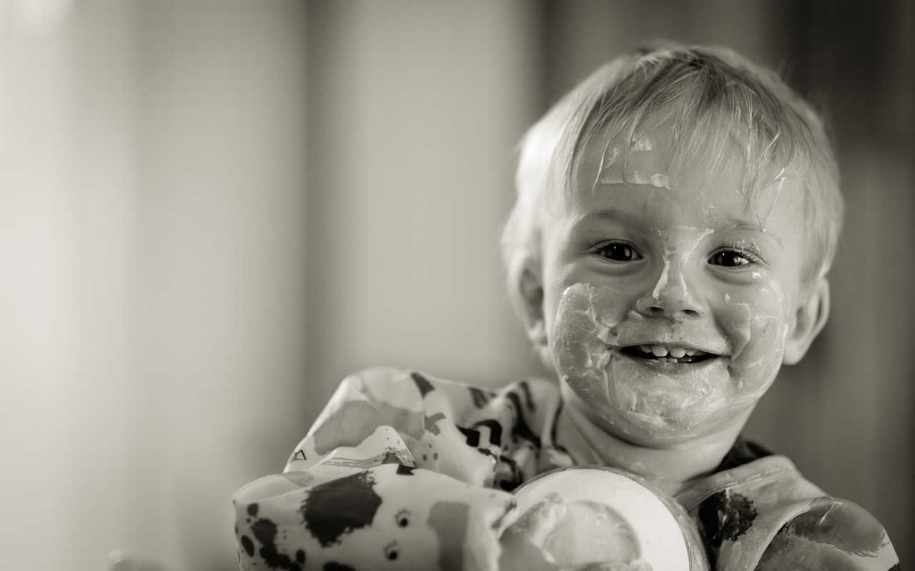 Bébé qui mange un yaourt