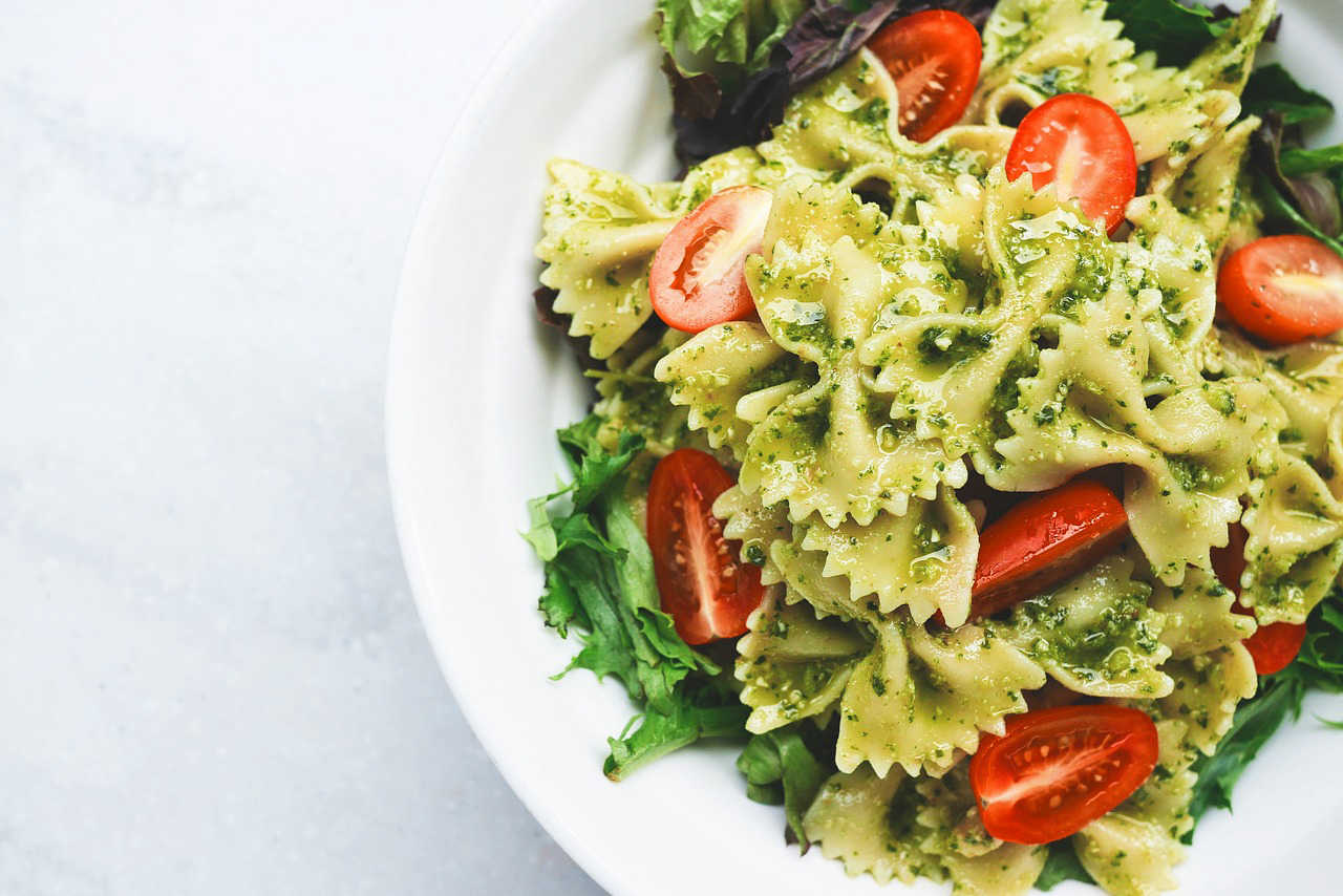 Repas végétariens avec pâtes pesto